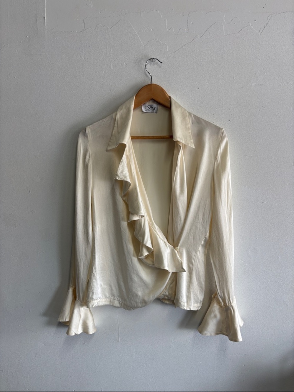Jila Silk Cream Ruffle Wrap Blouse size